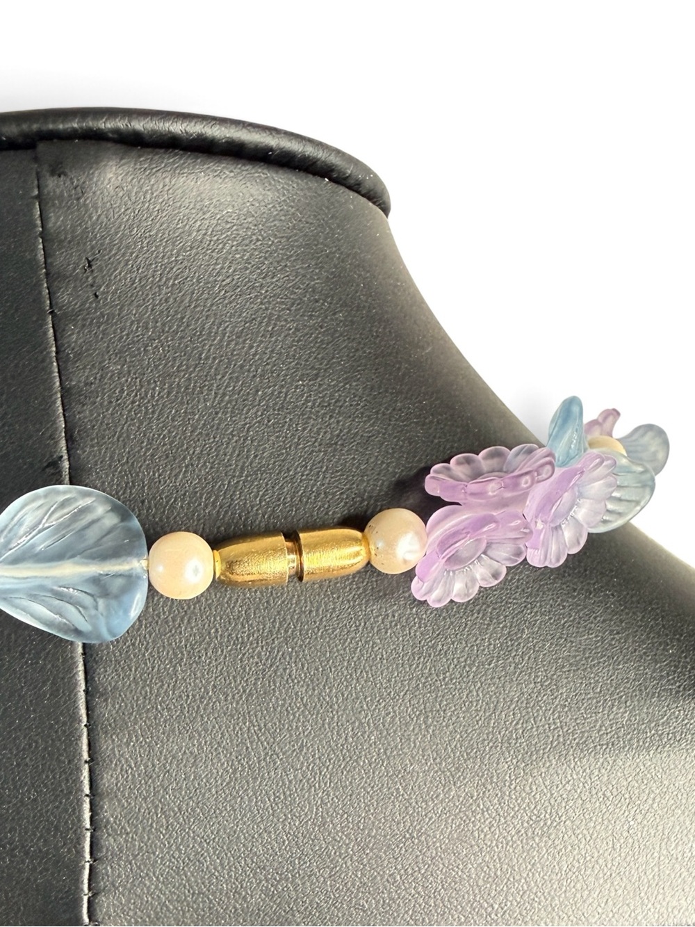 Vintage Avon “Pastel Blossoms” Necklace – 1986 Frosted Lucite Florals - Picture 7 of 8